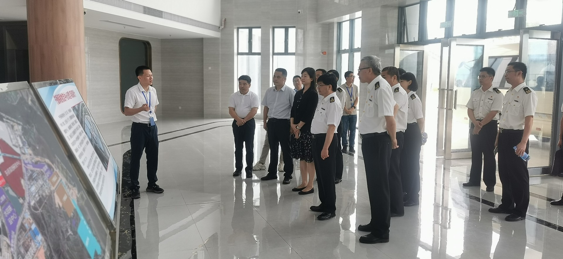 海關(guān)總署自貿(mào)司司長潘城一行蒞臨寧德國際物流中心項目調(diào)研，周桂芳拍攝1.jpg
