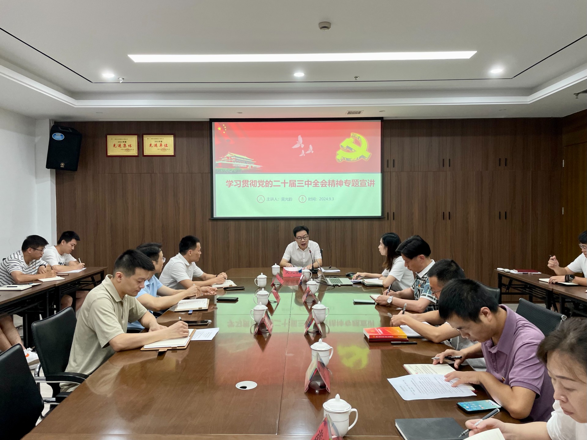 市交投集團(tuán)領(lǐng)導(dǎo)深入市交投物流集團(tuán)市交投勘察設(shè)計(jì)公司開展聯(lián)系點(diǎn)工作，葉嵐清拍攝1.jpg